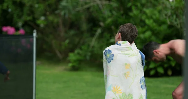 Junge Nach Pool Spaziergang Garten Mit Handtuch Eingewickelt — Stockfoto