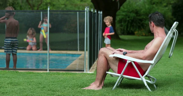 Bewaker Ouder Observeren Kinderen Spelen Bij Het Zwembad Achtertuin Huis — Stockfoto