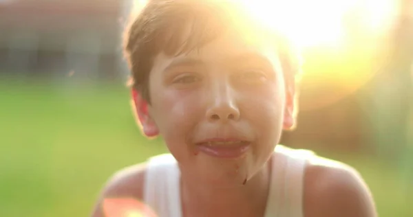Beau Jeune Garçon Enfant Souriant Caméra Extérieur Pendant Coucher Soleil — Photo