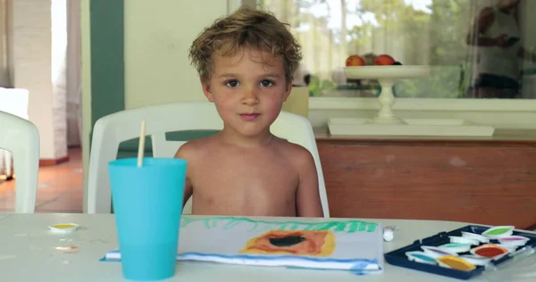 絵を描き始めるために家でかわいい創造的な子供の男の子 — ストック写真