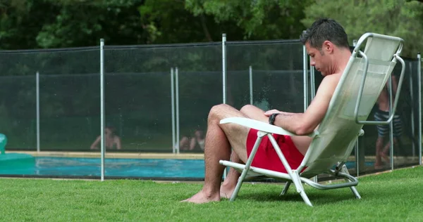 Rodič Relaxovat Bazénu Sedí Židli Výhledem Děti Hrající Bazénu — Stock fotografie