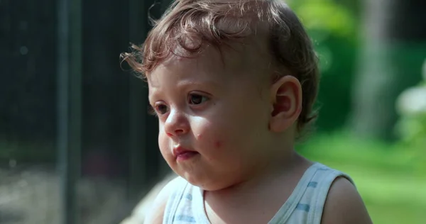 Чарівне Вдумливе Дитяче Обличчя Портрет Милого Немовляти — стокове фото