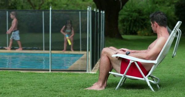 Mann Bewacht Kinder Beim Spielen Schwimmbad — Stockfoto