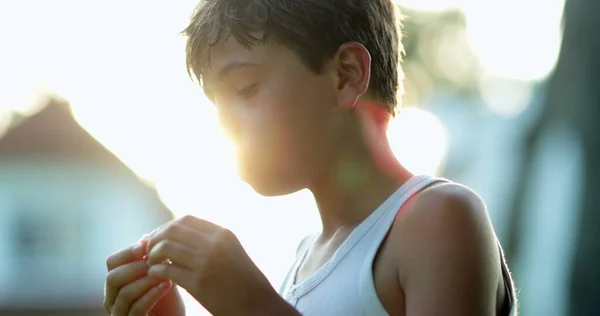 아이들은 밖에서 햇빛으로 과일을 먹습니다 소년은 건강에 간식을 먹는다 — 스톡 사진
