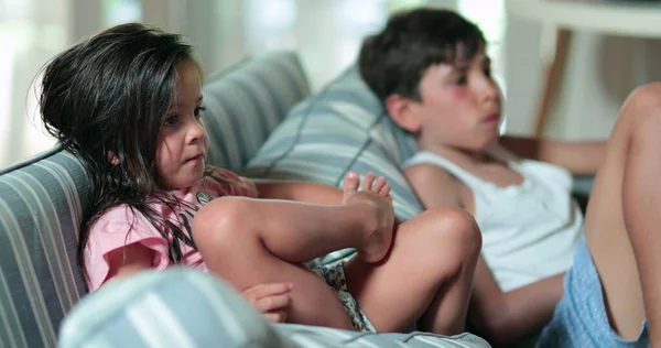 Dzieci Domu Oglądają Telewizję Leżącą Kanapie — Zdjęcie stockowe