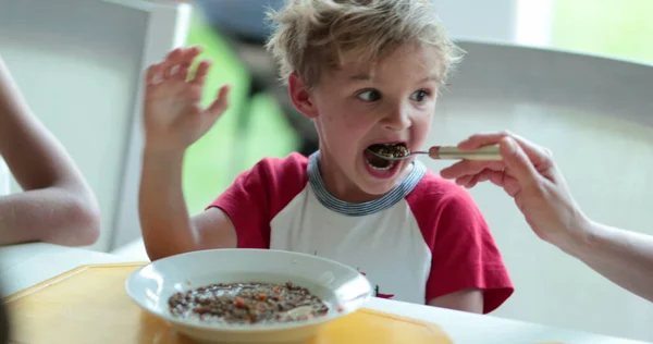 Candid Parent Nourrir Souper Repas Pour Tout Petit Garçon Enfant — Photo