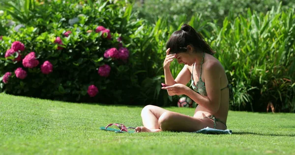 Bikini Mayo Giymiş Cep Telefonunu Kontrol Eden Gizli Bir Kadın — Stok fotoğraf