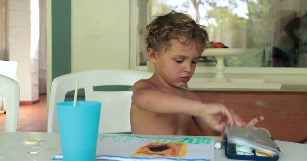 Schattig Creatief Kind Jongen Thuis Beginnen Met Schilderen — Stockfoto