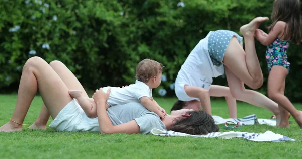 Mères Dans Pelouse Extérieure Faisant Exercice Yoga Avec Les Enfants — Photo