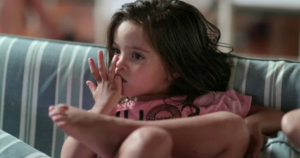 Mała Dziewczynka Dziecko Absorbowane Przez Film Domu Sofa Oglądanie Telewizji — Zdjęcie stockowe