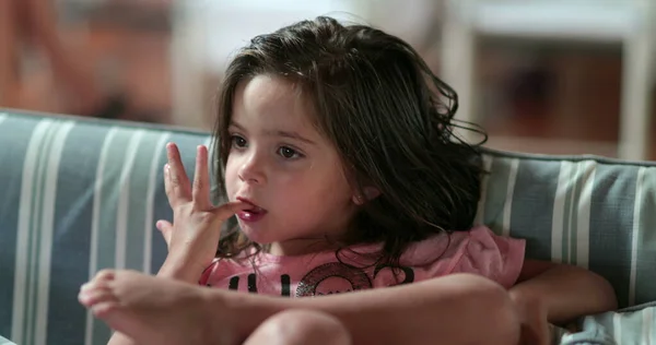 Mała Dziewczynka Dziecko Absorbowane Przez Film Domu Sofa Oglądanie Telewizji — Zdjęcie stockowe