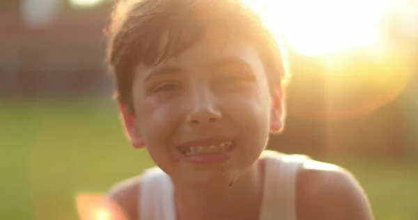 Diş Teli Takan Bir Çocuk Dışarıda Mercek Portresiyle Gülümsüyor — Stok fotoğraf