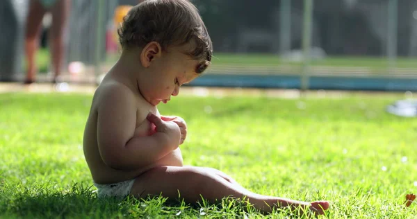 Bebê Bebê Adorável Jardim Livre Grama Observando Próprio Corpo Menino — Fotografia de Stock