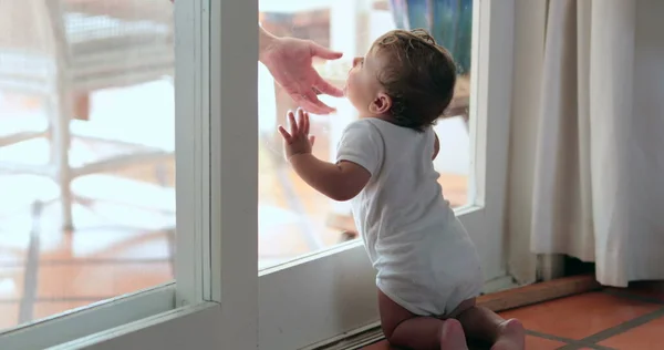 Симпатична Дитина Яка Хоче Піти Дому Малюк Спирається Вікно Дитина — стокове фото