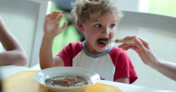 Candid Parent Nourrir Souper Repas Pour Tout Petit Garçon Enfant — Photo