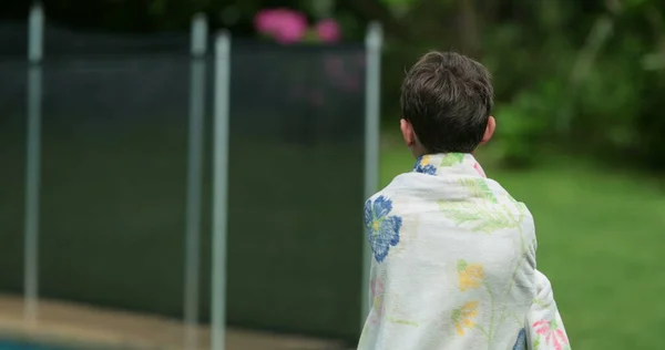 Bambino Ragazzo Avvolto Con Asciugamano Dopo Piscina Passeggiando Nel Giardino — Foto Stock