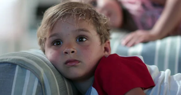 Dziecko Ogląda Ekran Telewizora Leżąc Nocy Sofie — Zdjęcie stockowe