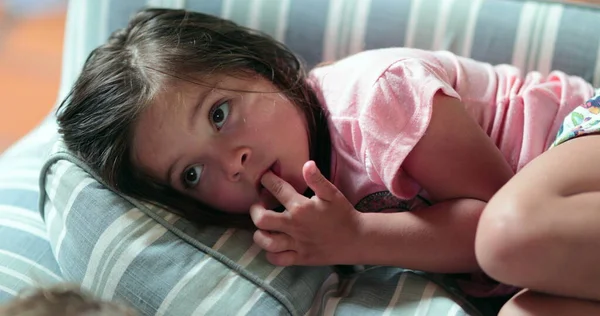 Dzieci Oglądają Film Leżący Kanapie Nocy Brat Siostra Wpatrują Się — Zdjęcie stockowe