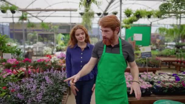 Redhead Man Green Apron Assisting Female Customer Local Flower Shop — Stock Video