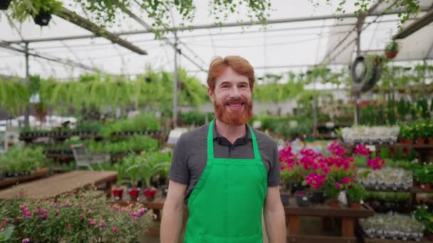 Retrato Homem Sorridente Cabelos Vermelhos Empregado Sorrindo Para Câmera Loja — Vídeo de Stock