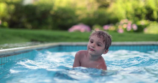 Kind Schwimmbad Mit Handtuch Wasser — Stockfoto