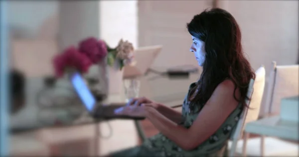Gece Geç Saatlere Kadar Bilgisayar Başında Çalışan Yorgun Bir Kadın — Stok fotoğraf