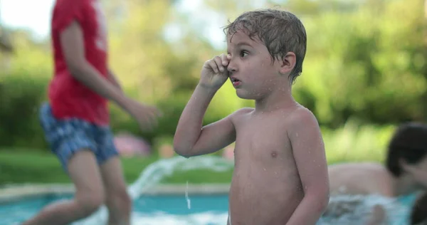 Çocuklar Yaz Boyunca Yüzme Havuzunda — Stok fotoğraf