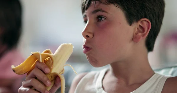 Jovem Comer Banana Criança Sincera Come Lanche Frutas Saudável — Fotografia de Stock