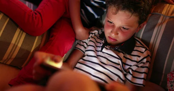 Kind Jongen Spelen Spel Tablet Apparaat Nachts Met Scherm Gloeien — Stockfoto