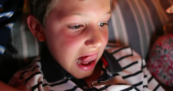 Enfant Utilisant Appareil Tablette Nuit Regardant Écran — Photo