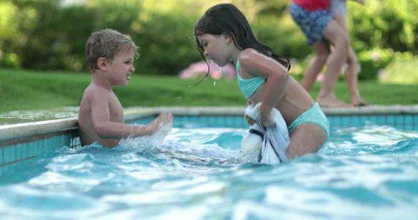Çocuklar Yüzme Havuzunda Birbirleriyle Kavga Ediyorlar Çocuklar Kız Erkek Kardeşler — Stok fotoğraf