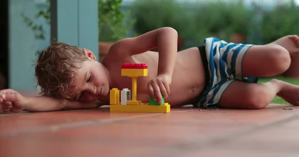 Criança Brincando Sozinho Com Blocos Buillding Fora Durante Dia Verão — Fotografia de Stock