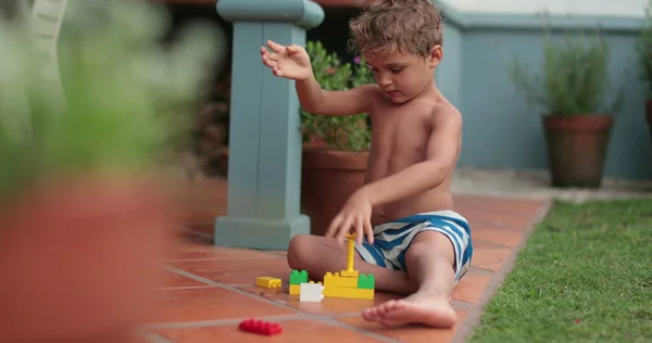 Молодий Хлопчик Дитина Грає Будівельними Блоками Саду — стокове фото