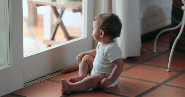 Małe Dziecko Gapiące Się Przez Szklane Okno Słodkie Niemowlę Oglądanie — Zdjęcie stockowe