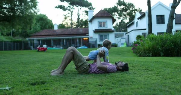 Baby Und Vater Zusammen Draußen Auf Gras — Stockfoto