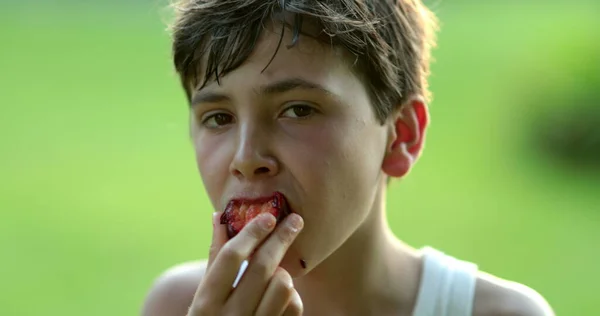 Junge Kind Isst Während Der Goldenen Stunde Gesunde Obstjause Freien — Stockfoto