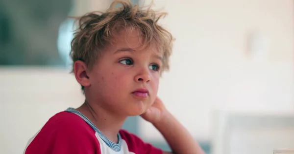 Barn Funderar Lösning Stilig Liten Pojke Överväger — Stockfoto