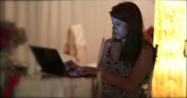 Frau Arbeitet Spät Der Nacht Vor Laptop Bildschirm — Stockfoto