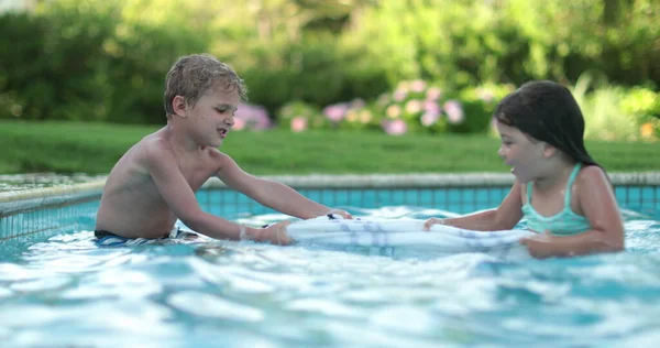 Kinder Prügeln Sich Schwimmbad Geschwister Streiten Sich — Stockfoto
