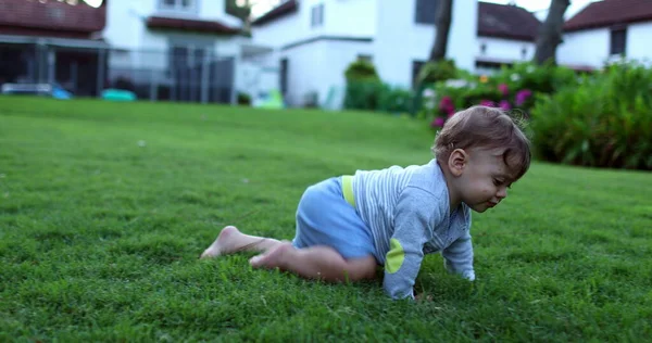 Smukke Baby Barn Kravler Udendørs Græs - Stock-foto