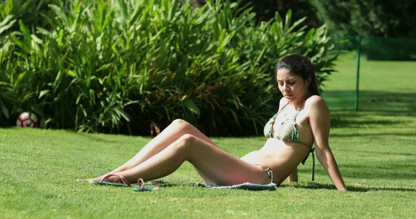 Mujer Tomando Sol Jardín Aire Libre Mujer Relajante Disfrutando Del — Foto de Stock