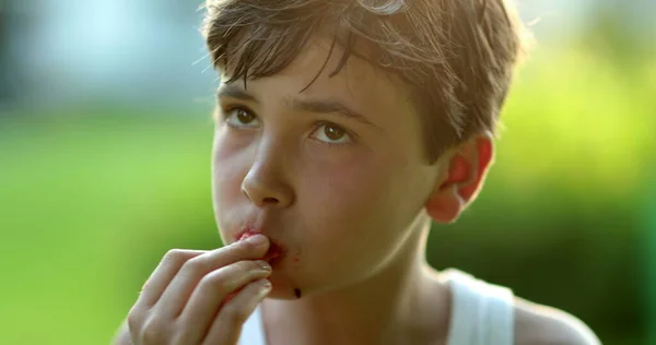 Ung Pojke Barn Äter Hälsosam Frukt Mellanmål Utomhus Gyllene Timmen — Stockfoto