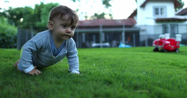 Baby Kryper Utomhus Gräs Förtjusande Småbarn Som Kryper — Stockfoto