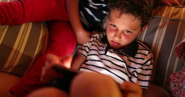 Criança Menino Jogando Jogo Dispositivo Tablet Noite Com Tela Brilhando — Fotografia de Stock