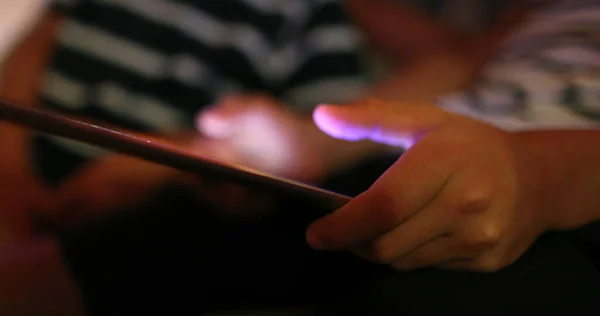 Geceleri Ekranda Parlayan Tablet Aygıtını Tutan Çocuk Elleri — Stok fotoğraf