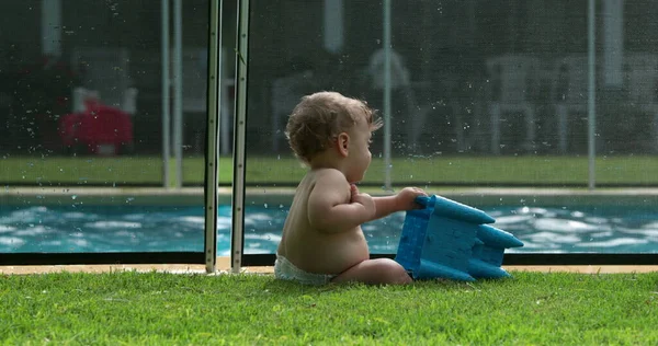 幼儿在户外玩玩具 小孩在后台跳进游泳池玩 — 图库照片