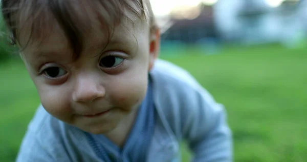Bebek Dönüp Kameraya Doğru Sürünüyor Evin Bahçesinde Yeni Doğmuş Bir — Stok fotoğraf