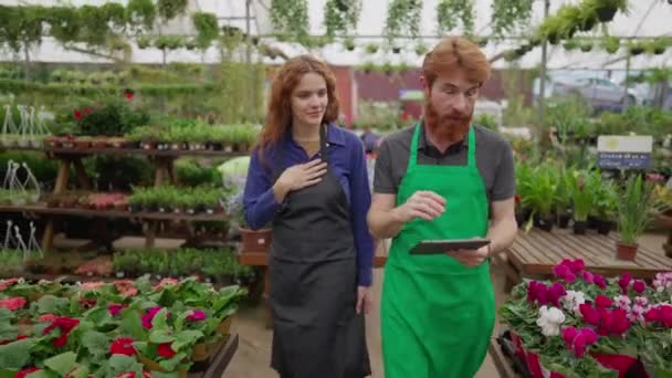Zaměstnanec Který Ukazuje Inventuru Kolegyni Jak Jde Květinářství Podnikatelský Koncept — Stock video