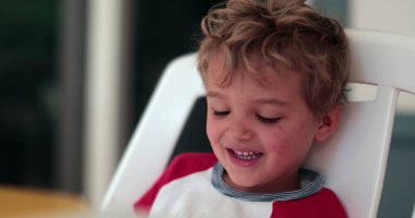 Mutlu yakışıklı çocuk gülümseyen ve gülen çocuk, gerçek hayatta gül ve gülümse.