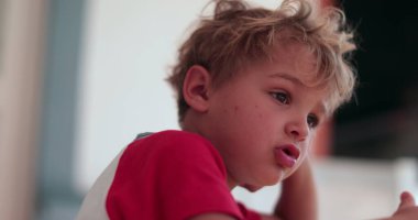 Düşünceli, yeni yürümeye başlayan bir çocuğun yüzü. Sıkılmış çocuk Düşüncelere dalmış